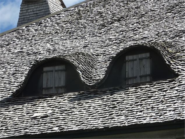 Lucarnes à jouées galbées typiques de la région fribourgeoise - Sylvia Revillard
