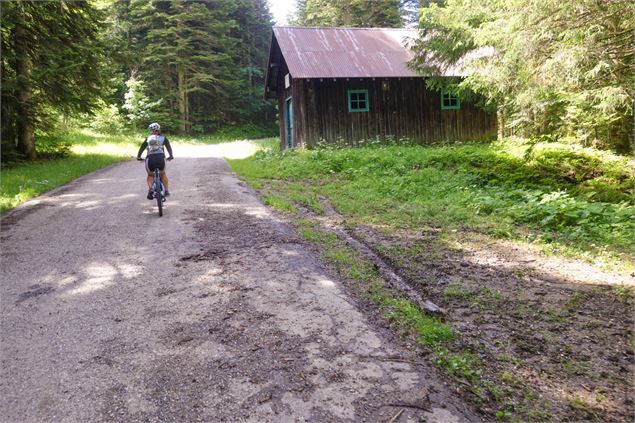 Circuit VTT Aillons Margériaz 1000 - Lac de la Thuile - École de VTT La Féclaz - Massif des Bauges