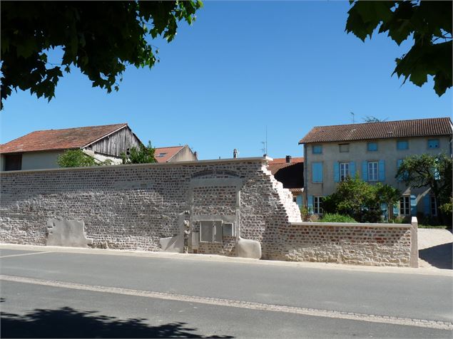Les anciens remparts - BERNARD Yves