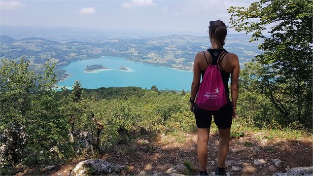 Randonnée avec vue lac Aiguebelette - ©SavoieMontBlanc-Martelet