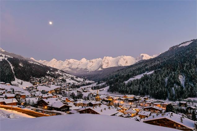 Coucher de soleil sur le village enneigé du Grand-Bornand avec les Aravis en toile de fond - T.Debor