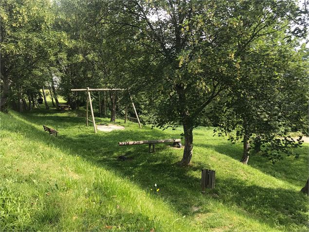 Balançoires ombragées - OTI montagnicimes