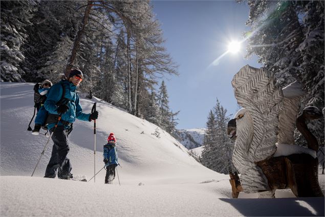 De belles sculptures bordent le sentier - A.Abondance