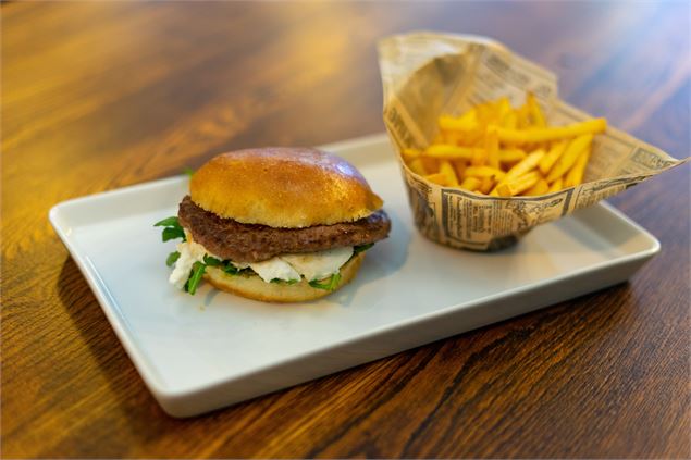 Italienne Burger: roquette, mozarella, pesto, tomate, boeuf - Spitting Feathers