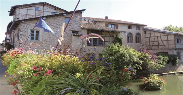 Fleurissement à Châtillon sur Chalaronne, cité médiévale - Ville de Divonne les Bains