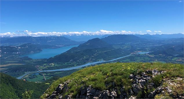 Vue sur le Rhône, le lac du Bourget et le massif des Belledone depuis la Roche de Chanduraz - Maxime