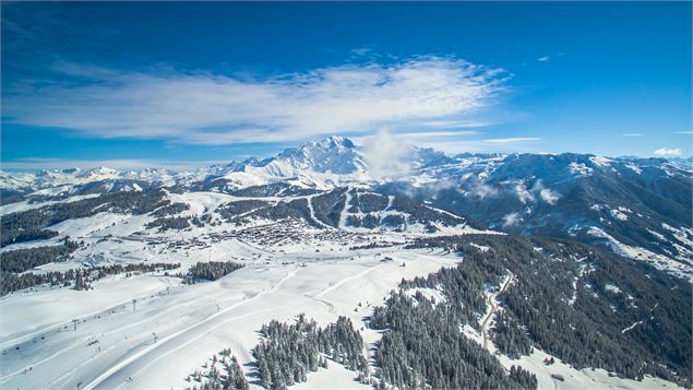 Vue à 360° sur les Aravis, le Mont Blanc, le Beaufortain mais aussi sur la combe de Savoie (vallées