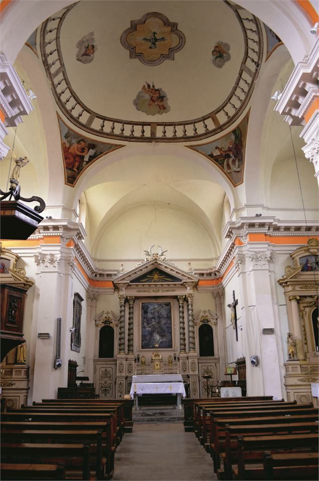 Intérieur de l'église Saint-Laurent - OT Porte de Maurienne