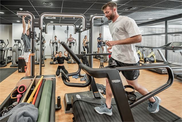 Sportifs en train de s'entrainer dans l'espace musculation, cardio-training du Centre Aquasportif de