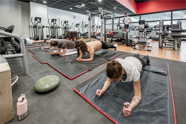 Sportifs en train de s'entrainer dans l'espace musculation, cardio-training du Centre Aquasportif de