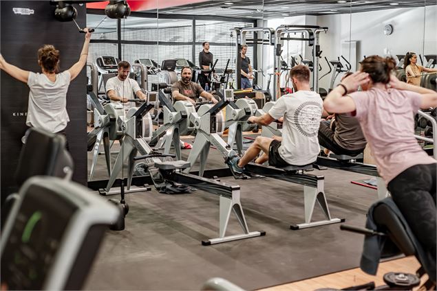 Sportifs en train de s'entrainer dans l'espace musculation, cardio-training du Centre Aquasportif de