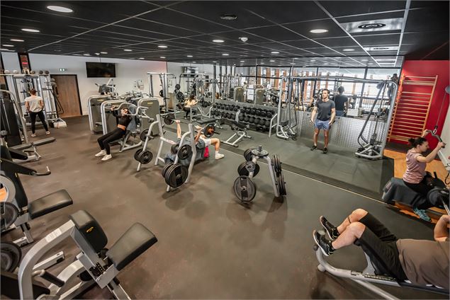 Sportifs en train de s'entrainer dans l'espace musculation, cardio-training du Centre Aquasportif de