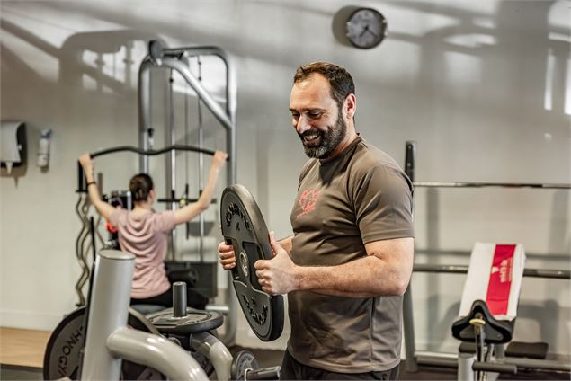 Sportifs en train de s'entrainer dans l'espace musculation, cardio-training du Centre Aquasportif de