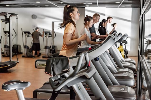 Sportifs en train de s'entrainer dans l'espace musculation, cardio-training du Centre Aquasportif de