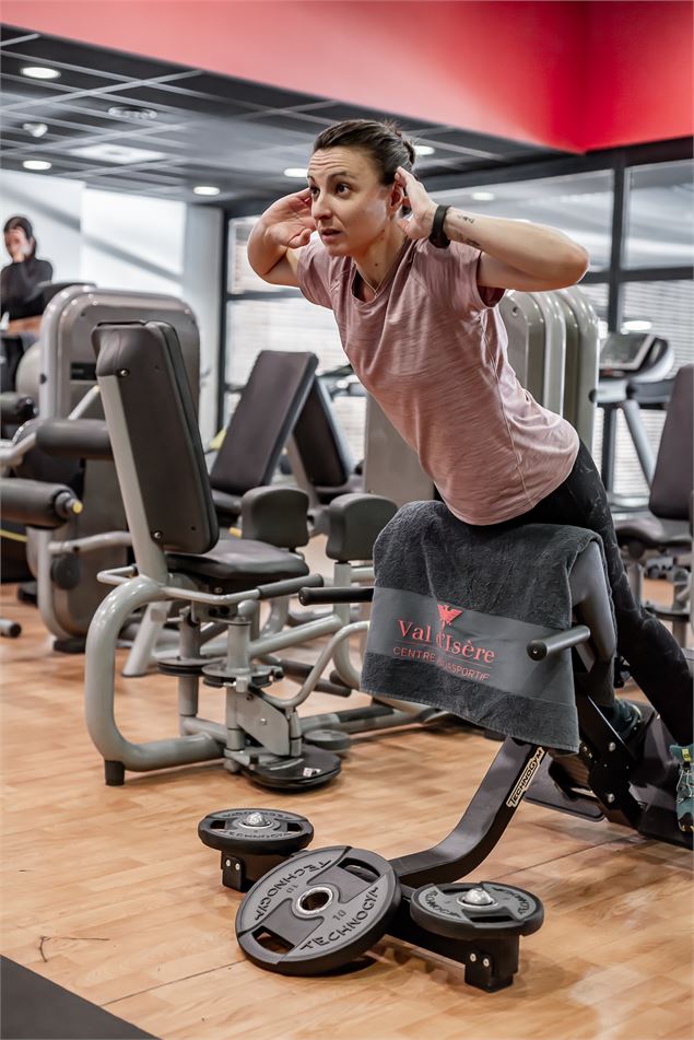 Sportif en train de s'entrainer dans l'espace musculation, cardio-training du Centre Aquasportif de