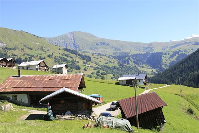 Hameau et chapelle des Prés - Office de Tourisme des Saisies