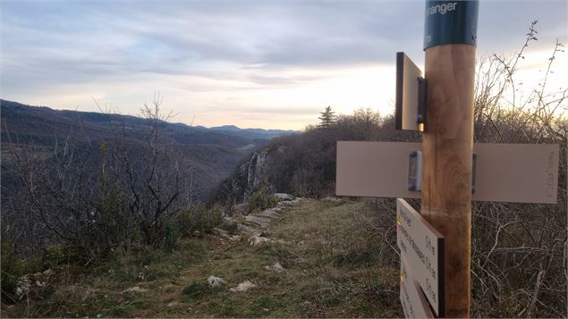 Les chemins des dinosaures de Villette - Balade géologique sur les falaises de Bérranger_Hautecourt-