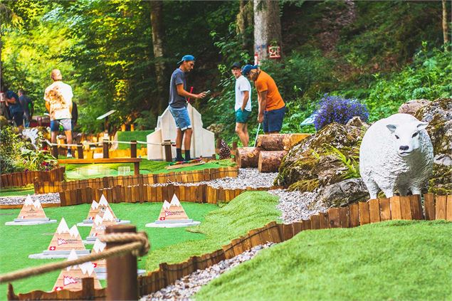 Mini golf du Lac de Montriond - Yvan Tisseyre / OT Vallée d'Aulps