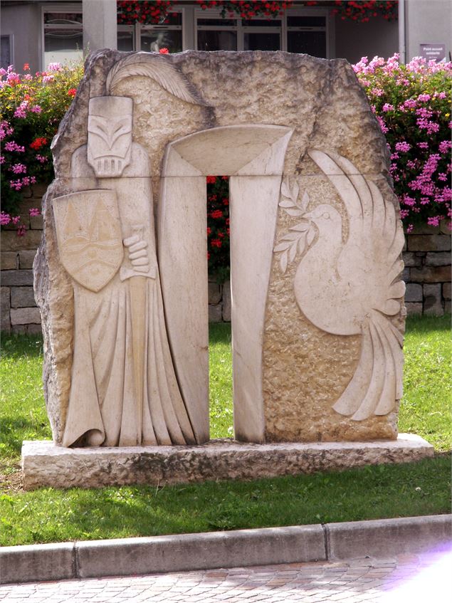 Sculpture Culoz - Guerre et paix - Emmanuelle Bebi - Belley Bugey Sud Tourisme