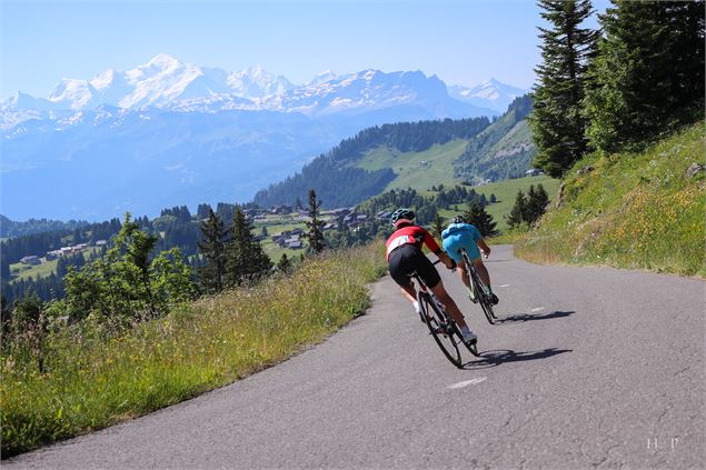 Aller cyclo : Col de Pierre-Carrée - OT Les Carroz