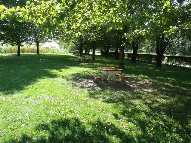 Tables de pique-nique à la halte fluviale de Briord - Elodie Lambert