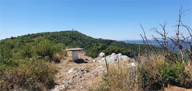 Belvédère des ruines de l'église de St Julien sur Roche - scalland