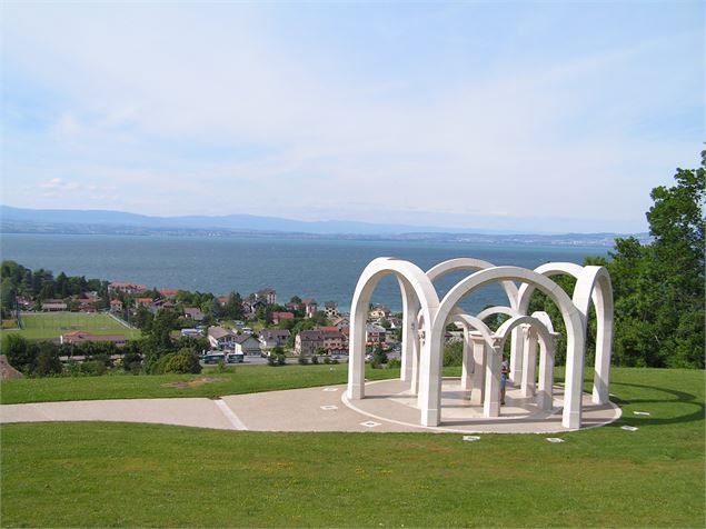 Panorama sur le Léman depuis la source Souriane