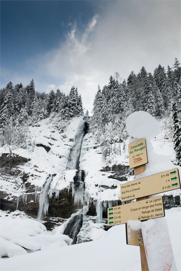 Cascade du Rouget gelée - Haut-Giffre Tourisme