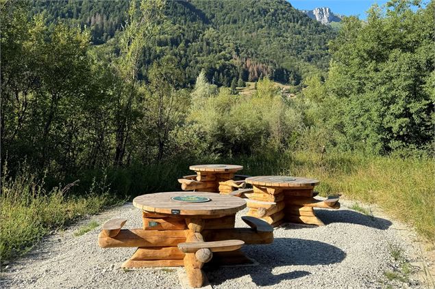 Espaces de pique-nique avec tables sur la rive gauche de la plaine du Fier - Sarah conte ses aventur