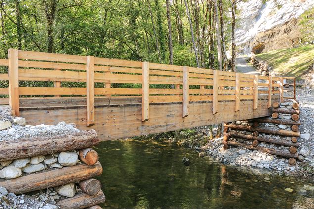 passerelles en bois aménagées sur la plaine du Fier pour traverser la rivière. - Office de Tourisme