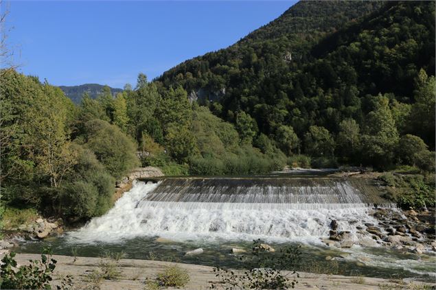 Passe à poissons dans le lit de la rivière du Fier - Office de Tourisme Thônes Coeur des Vallées