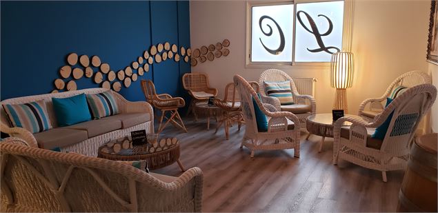 salon cosy pour la dégustation des vins à Ambutrix - Sabrina Megani