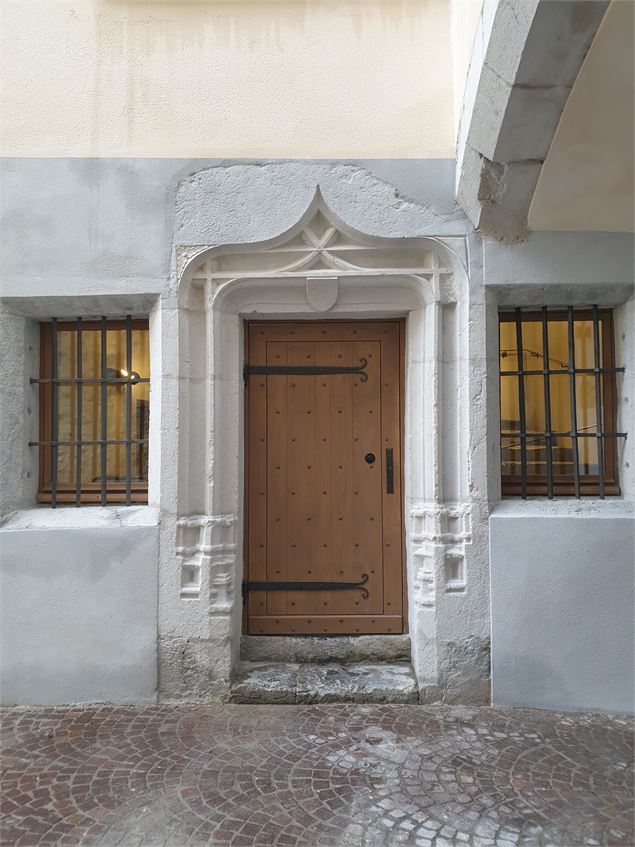 Vieille Ville de Montmélian - Porte gothique Hôtel Nicolle de La Place - Ville de Montmélian