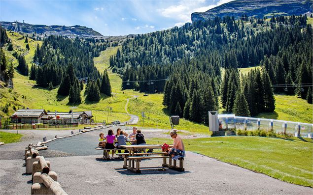 Deux tables de pique-nique situées devant le téléphérique des Grandes Platières - OT Flaine-Candice