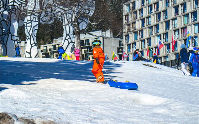 Enfants sur la piste de luge