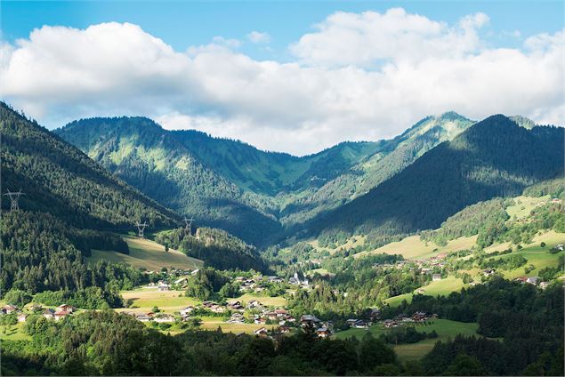 Vue sur le village de Seytroux - Yvan Tisseyre / OT Vallée d'Aulps
