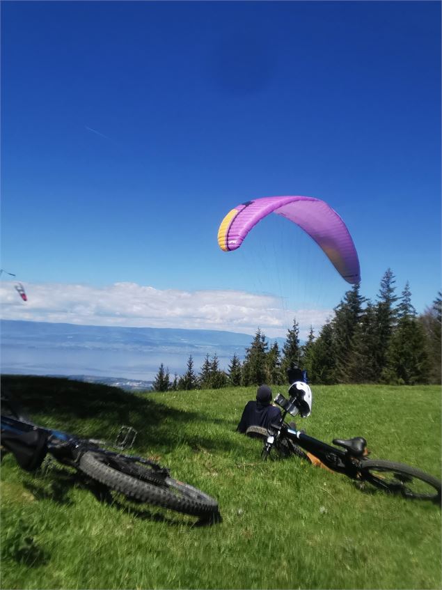 vtt et parapentiste sur la zone de décollage - OT Val d'Hermone
