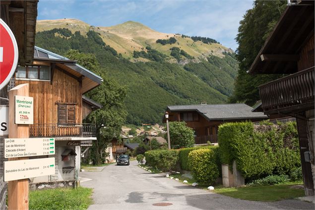 Départ derrière la mairie, vue sur la Pointe de Nantaux - Yvan Tisseyre / OT Vallée d'Aulps