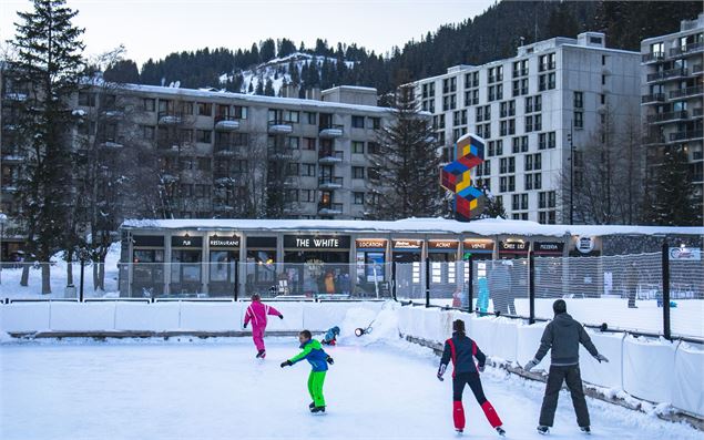 Groupe de personnes sur la patinoire - OT Flaine-Candice Genard