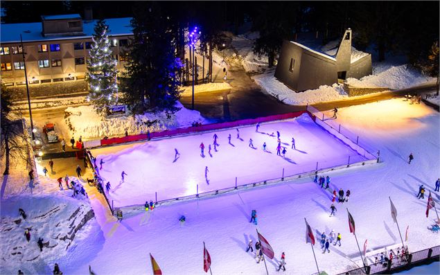 Patinoire vue depuis le haut à la nuit tombée - OT Flaine-Candice Genard