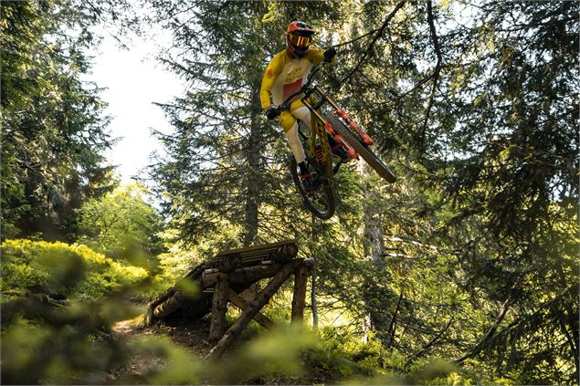 VTTiste à la sortie d'un tremplin de saut - L.Meyer-Châtel