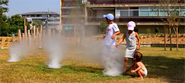 Enfants jouant sous les brumisateurs - Mairie de Gaillard
