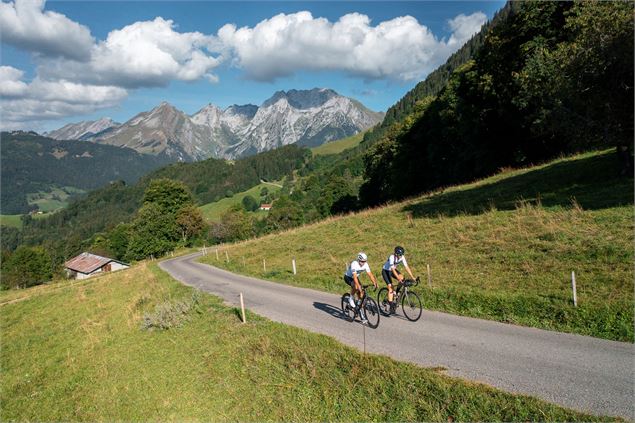 Cyclistes au col - Tristan Shu - Annecy Mountains