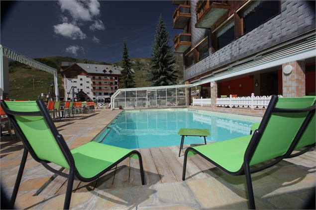 Piscine de l'Hôtel Les Soldanelles en été - Clic Clac Photos