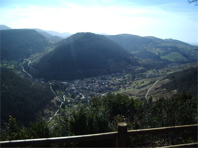 Vue sur le village de Cerdon - CVA