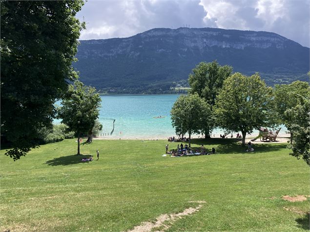 Grande pelouse sur plage du Sougey à Aiguebelette - Kahotep
