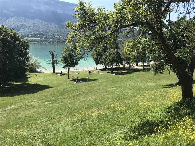Plage en herbe à Aiguebelette - Kahotep