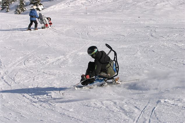 Jérôme en Dualski au premier plan et Laetitia et Emilie en Dualski piloté au second plan - Cyril Noe