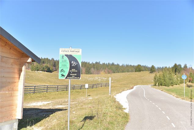 Circulation sur les pistes de ski roues - école de VTT La Féclaz - Massif des Bauges