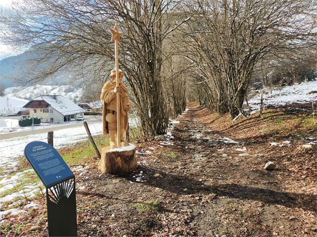 Panneau d'explication sur l'étoile du Berger et sculpture en bois représentant un berger avec une ét